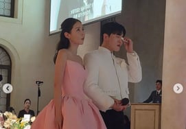 'Shin Ji♥' Moon Won Tears Up at Wedding