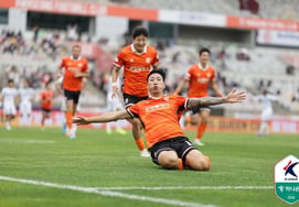 A '37-year-old' veteran whom Cha Du-ri couldn't help but admire: 'Kim Byung-oh's energy' overflowing both on and off the field [Hwaseong Field]