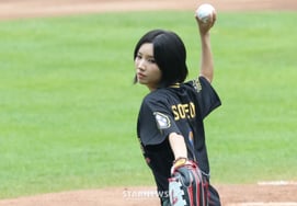 [Photo] IVE's Soyeon's 'Calligraphy-style pitch'