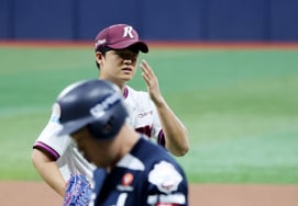 [One-shot sweep] Park Jun-hyun of Kiwoom Heroes, who continued a scoreless performance through the second inning, directly handled Yang Eui-ji's batted ball in the top of the first inning.