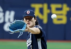 [Photo] Park Jun-hyun and starting pitcher duel: Doosan's Kwak Bin