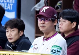 [Photo] "I hope Jun-hyun does well again today" Manager Seol Jong-jin