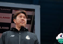 '18 minutes of added time → two opponents sent off: a variable' Coach Kim Do-gyun of Seoul E, who secured the win, said, "I'm satisfied with the result rather than the content... the young players did well." [Mokdong]