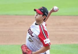 [フォト] キム・ヨンウ、4回表に救援登板