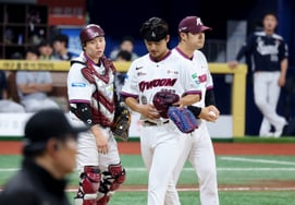 [フォト] 「5失点で満塁危機」パク・ジュンヒョン