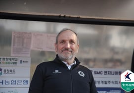 こんなほっこりした光景が 「ポルトガルで最も有名なワイン」→「本当に感謝」··· 互いに励まし合う二人の外国人指揮官 [パジュ現場]