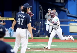 [One Quick Look] Yang Hyeon-jong hits a two-run home run against Doosan starter Kwak Bin in the bottom of the 4th inning to cut the deficit by two runs.