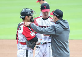 [Photo] Coach Kim Kwang-sam calming Lee Sang-young