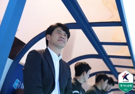 'Four consecutive wins followed by four draws in the fateful Suwon derby': SuwonFC head coach Park Geon-ha, who has returned to his former club, says, "I feel quite strange." [Suwon]