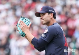 Lotte Giants boasts the 'top-ranked starting pitcher ERA' and the 'domestic strongest one-two punch' of Kim Jin-wook and Na Gyun-an... 'We will surge ahead in May'