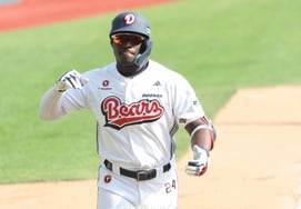 'Shock' from near-dismissal → 10-game batting average of 0.444 explodes; Doosan welcomes such a lucky charm who loves bulgogi... "Gocheok Dome is Korea's Tropica Field"