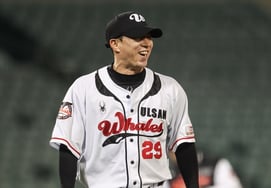 '43-year-old left-handed pitcher' Ko Hyo-jun sets KBO 1st and 2nd division combined record as oldest winning pitcher in a match against Sangmu → Ulsan continues to lead the Southern League