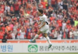 "Mới đó mà đã lần thứ ba" Kim Dae Won lại được chọn là MVP của vòng đấu, khuôn mặt tuyệt vời nhất… 'Đánh bại Suwon' trong K-League 2 là Ha Jung Woo