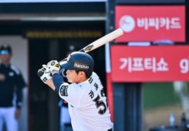 「子どもの日最低勝率」KT、ロッテを5-4で破り首位を確保！キム·サンスが奇襲で3塁に進塁→代打クォン·ドンジンが決勝本塁打 [水原現場レビュー]