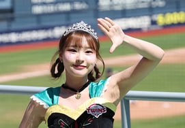 [Chụp ảnh] Shin Seo Yoon đội vương miện và trưởng thành màu xanh lá cây