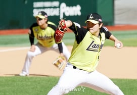 [Photo] Park Si-hoo, who appeared in the top of the 6th inning