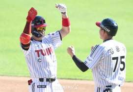 [Фото] Пак Хэ Мин, 1 RBI в конце 7-го иннинга