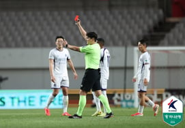 'Seoul Dã man đạp lên cổ chân → Kim Kang sinh năm 2007 tại Anyang, người hâm mộ khiêu khích và rời sân' Chỉ có thẻ đỏ hòa 0-0 với 'Yeongoji Derby' thay vì ghi bàn vào ngày Tết thiếu nhi [Đánh giá tại hiện trường Sangam]