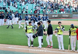 [Photo] "Ah... what a long extra-inning game" — Lenders-Dinos match ends in a 7-7 tie