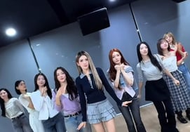 I.O.I公开"10周年练习室聚会"除了周洁琼和姜美娜之外，其他9人也笑得合不拢嘴 [Star Issue]