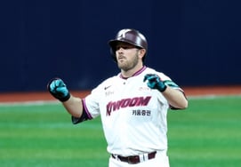 'Only foreign hitter without a home run' Kiwoom's Brooks, suddenly replaced in the 5th inning—Has the bench's patience reached its limit?