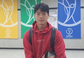 Even the reporters were surprised by the love-struck confession from defender Choi Jun: "My secret to stamina is my girlfriend's love"... with nourishing meals ranging from grilled eel to chicken soup as the driving force [Sangam Field]