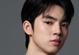 A mature male actor's visual... Cha Jun-hwan, with his new profile, has eyes that draw you in [Star Issue]