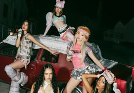 Katsy's 'PINKY UP', возглавлял чарт "Billboard" Hot 100 три недели подряд.