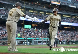 ソン·ソンムンのデビュー初安打が2打点の決勝打→マルチヒット+盗塁まで全開！ 1安打のイ・ジョンフに判定勝ち··· サンディエゴ 10-5 勝利 [SF-SD レビュー]