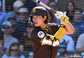 [Breaking News] Song Seong-moon records first MLB hit, delivers go-ahead 2-RBI double, topples No. 2 NL Cy Young Award contender right-hander