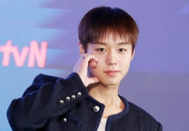 朴志训表示:"《千万》大卖后出演《炊事兵》，没有负担。我觉得'啊 好可爱'