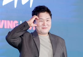 ユン・ギョンホ「『ピンゲゴ』、『千万』はパク・ジフンに匹敵する人気？」俳優として心配になることもある」 真摯な本音