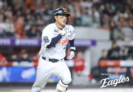 'Shock': Hanwha suffers another injury → Major roster shake-up: '4 removed, 3 added' Kim Kyung-moon sighs, "Constantly changing the roster isn't ideal..." [Gwangju on-site]