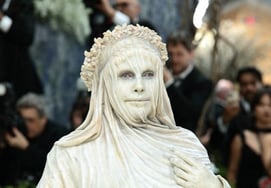 'Met Gala' Heidi Klum makes a surprise appearance as a living marble statue: "Fashion is art"...