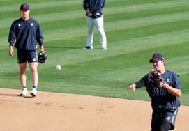 [Photo] "Let's take responsibility for the infield!" Na Seung-yeop preparing for the KT game