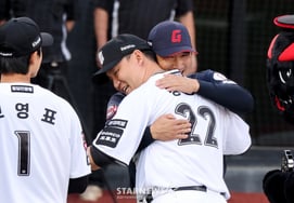 [Photo] 'Jeon Jun-woo embraces Jang Sung-woo'