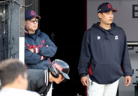 [Photo] "Unsettling in the bottom of the first inning," Manager Kim Tae-hyung