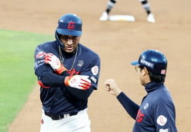 [Chụp ảnh] 'Đầu hiệp 3, tạo ra 1 cú base hit, 1 cú base hit, 1 cú base, 1 cú base, 3' Reyes