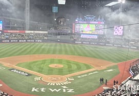 『野球場に何の演技が…』···水原でのKT対ロッテ戦、ゴミ焼却場の火災で25分間試合が中断 [水原現場]