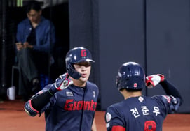 [Photo] Jeon Jun-woo celebrates while crossing home plate as Na Seung-yeop's atonement home run erupts!