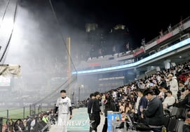 [フォト] 「焼却場火災でウィズパークに煙が流入」ロッテ‑KTが7回表で試合を中断する事態
