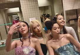 Jisoo's "First Met Gala"... BLACKPINK full group bathroom selfie revealed