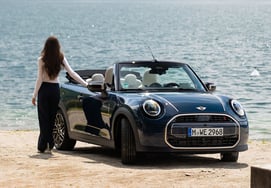 MINI ra mắt Cooper Convertible S Indigo Breeze EditionChứa đựng cảm xúc mùa xuân