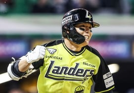 'Career-first walk-off hit' was a foreseeable outcome; 'clutch batting average of 0.450' — third-year player Jung Jun-jae has become the team's savior.