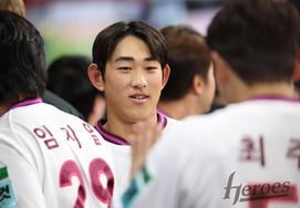 'Daegu's Son' Kiwoom's 'Designated Hitter' Yang Hyeon-jong Delivers Back-to-Back Home Run and Triple Play Despite Team's Losing Streak: "I Will Prepare So the Team Can Play Better Than Me!"