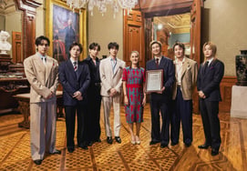 50 000 человек горячо приветствуют! BTS разожгли офис президента Мексики и площадь Сокало