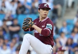 'What a relief' Bae Dong-hyun's finger injury is no major issue! Kiwoom manager says "He will start as scheduled → Today's starter Park Jeong-hoon is expected to pitch about 4 innings"