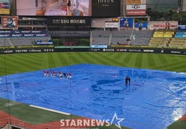 'Rain has stopped in Incheon' — Ground maintenance begins; despite injury concerns, "Game can start on schedule" [Incheon Field Report]