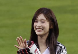 [Foto] IVE Lee Seo: «¿Qué tal un lanzamiento de bola salvaje?»