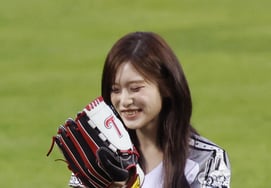 [Chụp ảnh] Cú ném bóng mở màn của Doosan Park Chan Ho